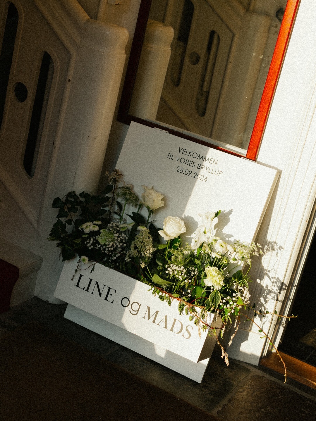 Bryllupsdagen, sådan som den føltes 🤍
Fra de nervøse hænder i kirken til de latterfyldte taler og sange, der aldrig helt ville slutte. Et glimt af tosomheden i sin fineste stund – men også rytmen imellem dem. Et rum fyldt med glæde, planlægning og kærlighed i bevægelse. De små øjeblikke, der vokser til store, smukke minder. Og jeg elsker at favne dem alle med lige meget opmærksomhed.
For det er dér, historien bor – i alt det, man ikke kan planlægge.
Det, der bare sker. Og som bliver ved med at leve, længe efter dagen er slut 🤍

#weddingday #weddingphotography #cinematicstorytelling #weddingphotographer #bryllupsfotograf