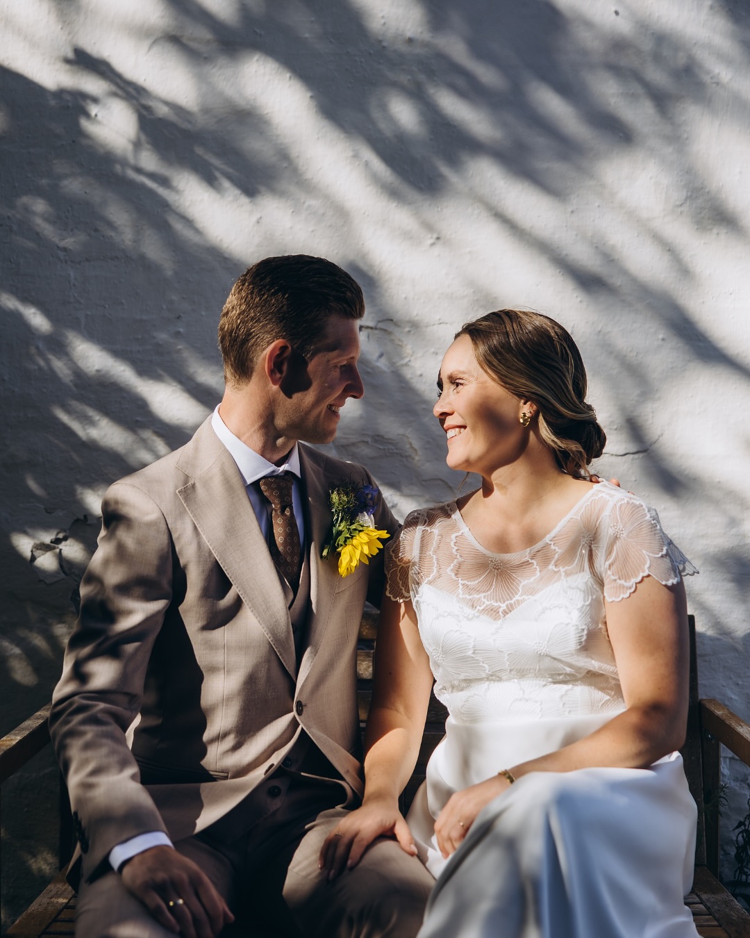 En sommerdag i hjertet af året
Hvor solen kaster skygger og tegner os i gyldent.

Vi står midt i alt det levende, familie og venner som vidner til alt det, vi har bygget sammen.

Lyset falder blødt på løfter, på hænder, der finder hinanden i et nyt lys.

Græsset bøjer sig i vinden, som om det også lytter med. Latteren flyder mellem træerne, og luften dufter af noget, vi vil huske.

Alt er enkelt, alt er nok, for det er os først 🤍

______________________

#ciliebaggerphotography #weddingphotographer #bryllupsfotograf #sommerbryllup