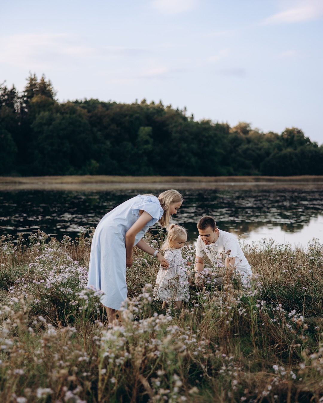 Må man gerne poste sommerbilleder, når det er efterår og koldt udenfor? 🍂 Det håber jeg ikke, der findes nogle uskrevne regler om, for efter denne weekends fotograferinger, har jeg lyst til at varme mig på tanken om sommer, sol og bare ben 🌞 

Jeg er så småt begyndt at starte stille op. Der hvor jeg kan, og i et tempo hvor mit ben kan følge med. I denne uge har jeg været ude for @mistfotografi og fotografere vuggestue- og børnehave børn – en super skøn, men også lidt kold affære 🤍 

Men Nøj hvor var det dejligt at komme ud igen, som fotograf Cilie og være sammen med en masse skønne og søde børn, jer forældre, og blive bekræftet i, at det jo altså ikke er mit ben, der skal tage billederne 🙈 Optur! 🙌🏽

Jeg håber, at du har haft en mega dejlig efterårsweekend 🍂🍁

#ciliebaggerphotography #familymemories #familyphotoshoot #familyphotographer #familiefotografering #familiefotograaf #kærlighedpåhøjtplan #sommervibes