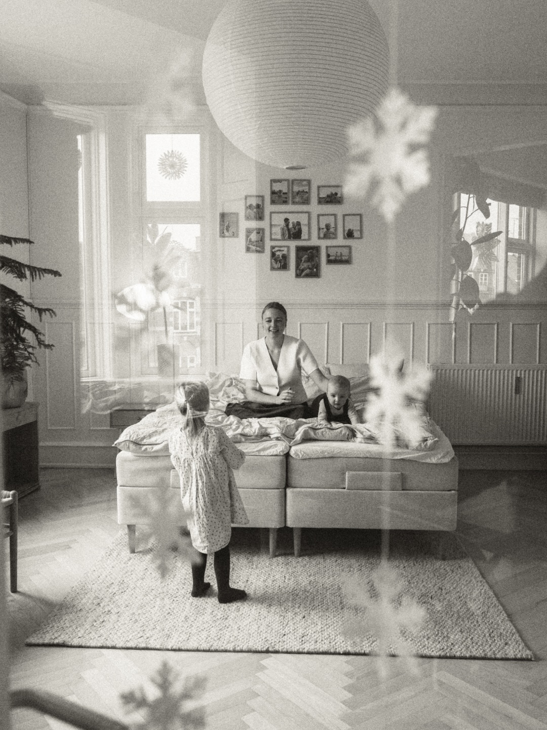 Og med et blink gik der 7 måneder, siden Vester kom til verden. Flere milepæle er nået. Han kan sidde selv, og rejse sig op ad ting. Storesøster har fået sig en ven for livet. Mor har fået favnen fuld af kærlighed, og selvom dagene suser derud ad og to-do-listen aldrig bliver mindre, så er der ingen, der vil undvære. At være lige her. Lige nu. For livet er fuld af omfavnelse og kærlighed. Også på de hårde dage. Små fingre og livsglade stemmer gør larmen omkring os mindre. De minder os om, hvad der virkelig betyder noget. At trække vejret, grine højt og finde ro midt kaosset. For tiden flyver. Men kærligheden bliver 🤍

#moderskab #motherhood #familyphotosession #familiefotograf #familiefotografering