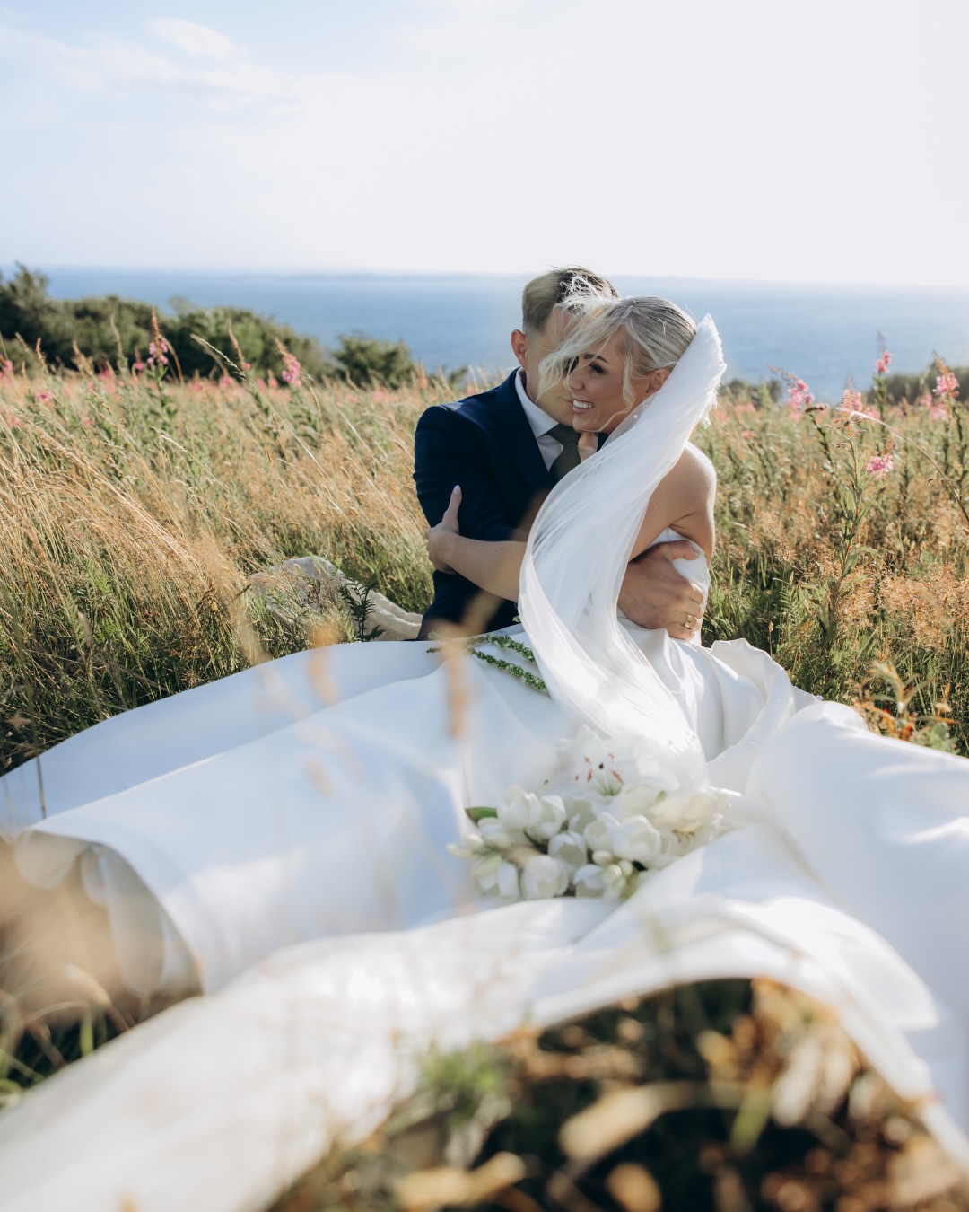 Når kærligheden rammer så hårdt, at den får jorden til at stå stille – bare for en kort stund 🤍

#bryllupsfotograf #bryllupsfotografering #weddingphotographer #weddingphotography #weddingportraits