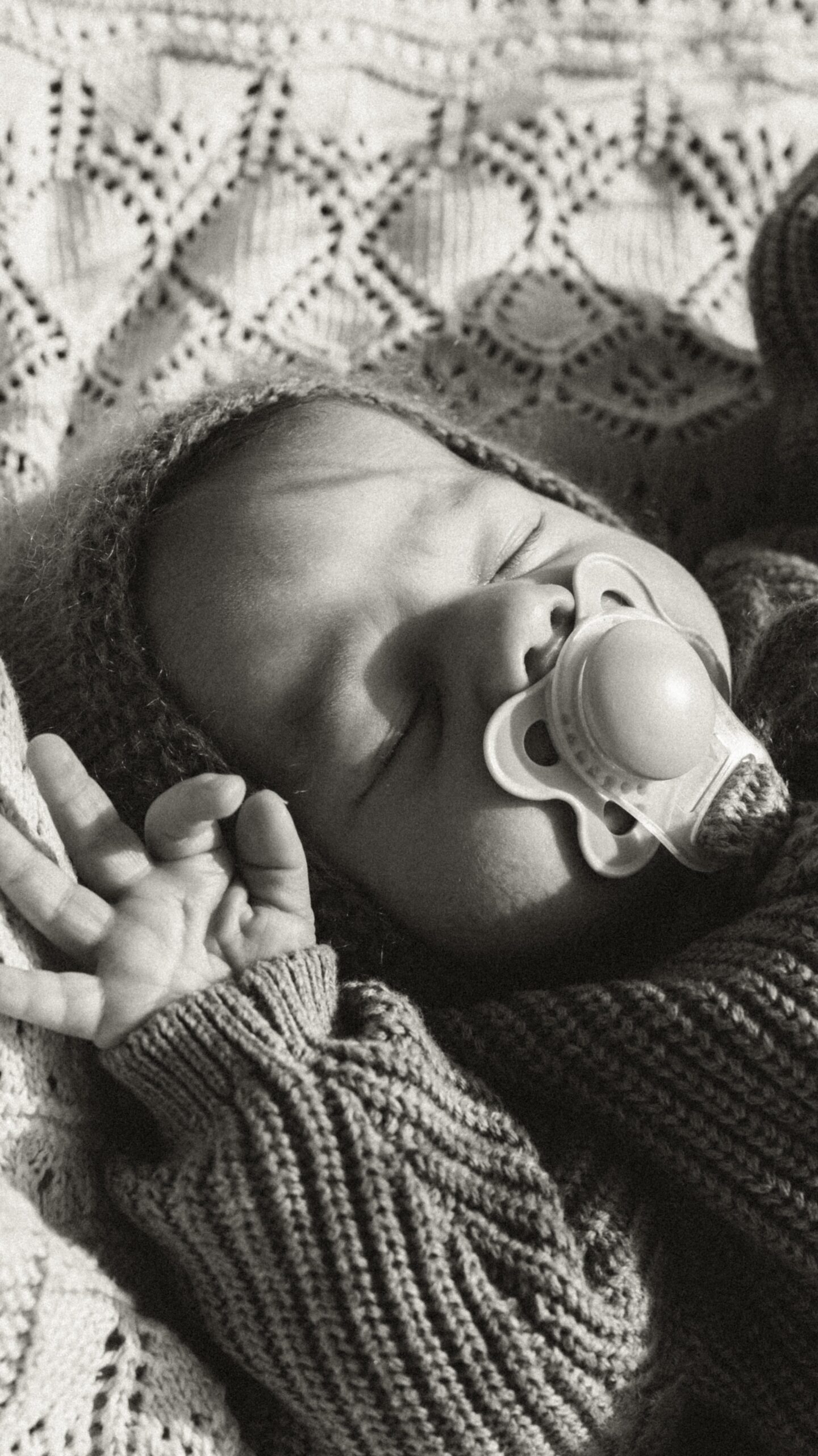 Findes der noget bedre end et ægte baby-smil? 🥹
Det smelter mig hver gang 🤍

#newborn #familiefotografering #familiefotograf #nyfødt #babysmile