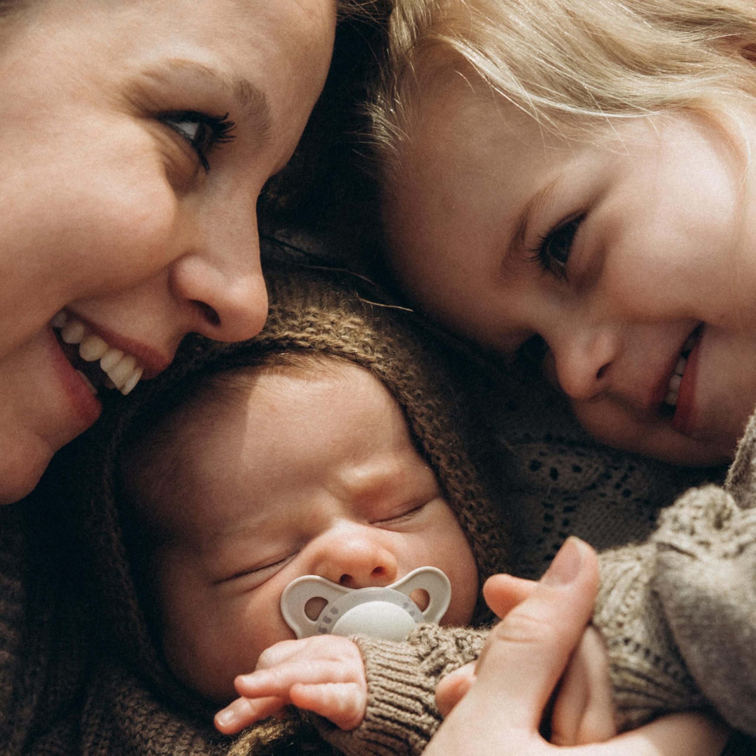 Yaaay i dag havde jeg årets første familiefotografering under blå himmel og med solen til at varme os 🌞 Så dejligt at være i gang igen 📸

Jeg har, som noget nyt, åbnet op for 30 minutters session, til dig der drømmer om en hyggelig kort stund sammen med dem du holder af 🤍 

Du booker via min hjemmeside eller ved at sende mig en DM 💌

#familiefotografering #familiefotograf #kærlighedpåhøjtplan #familieliv #minderforlivet