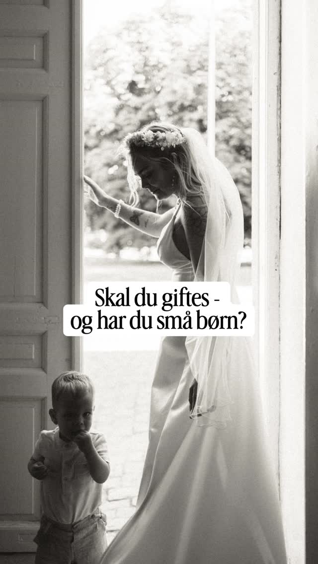 Et lille råd fra en bryllupsfotograf 🤍 

Sørg for at prioritere billederne med dem tidligt på dagen. Gerne lige efter vielsen, inden I drager videre mod festen eller brudepar fotograferingen. 

Små børn bliver hurtigt trætte og mætte af alle de mange og nye indtryk, der kan være forbundet med en bryllupsdag.

Gem dette råd til din bryllupsdag eller send den videre til en kommende brud med små børn 🤍

#bryllupsplanlægning #bryllupsfotograf #bryllupsinspiration #copenhagenwedding #copenhagenweddingphotographer