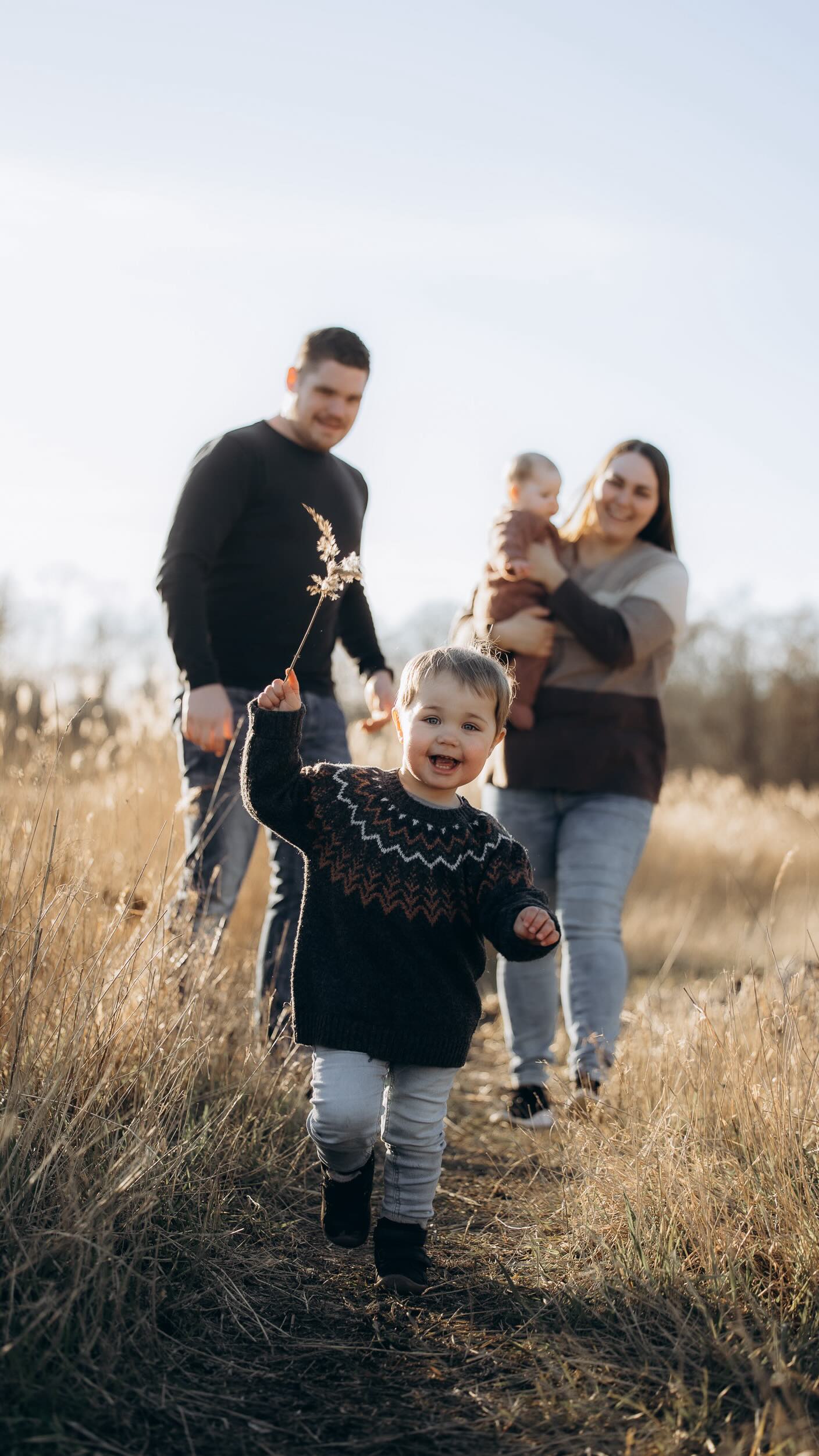 Hvorfor siger jeg det?

For så snart én begynder at kigge i kameraet, opstår der en bevidsthed i billedet! Fokus flytter sig fra det, de andre laver og det naturlige forsvinder lidt.

Derfor beder jeg ofte familier om kun at kigge i kameraet, når jeg siger til. Så jeg kan fotografere de øjeblikke, hvor I er optaget af hinanden – uforstyrretn af kameraet.

Det er ofte dér, de mest naturlige billeder opstår. Dem der giver en sommerfugle i maven, når man kigger på dem! 🥹

Gem denne - så er du på forkant til din næste familiefotografering 🤍

#familiefotografering #familiefoto #familiefotograf #familieliv #minder