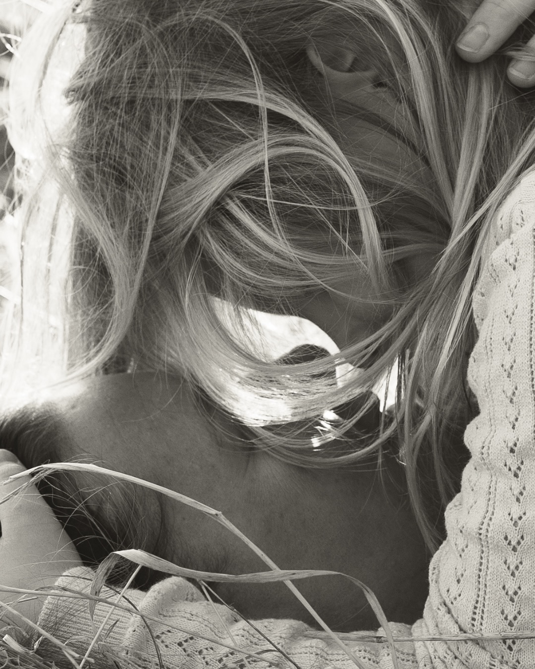 Moderskabet er som at stå med én hånd i nuet og én i det, der allerede er på vej videre. Én der kravler op og finder sin plads helt tæt ind til mig, og én der løber lidt længere væk for hver dag, uden helt at opdage det selv. 

Jeg står midt imellem og prøver at følge med i begge retninger. Så godt jeg kan.

At se dem vokse minder mig om, hvor forskellige vi er i vores udvikling gennem livet. Ikke bare når vi er små, men også som voksne. For udvikling er mest synlig gennem barndommen, men bliver for de fleste mere stille med årene. Men selvom den bliver mindre tydelig udefra, er den stadig mærkbar indeni. 

I det vi lærer. I det vi bærer og i det vi bliver 🤍

#moderskab #familiefotografering #søskendekærlighed #familiefotograf #barndomsminder