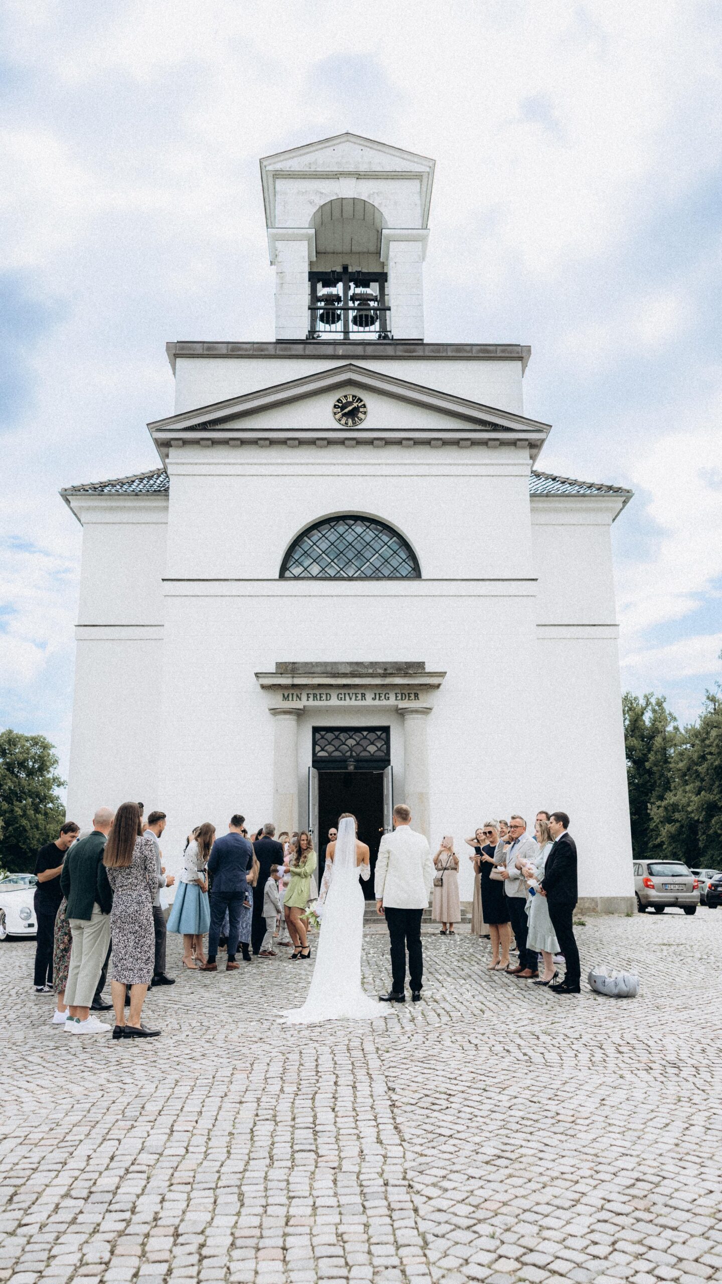 For nogle brudepar betyder det noget at ære traditionerne 🤍
Jeg synes man skal gøre, lige som man vil! 

Men gem den, hvis du planlægger bryllup og gerne vil værne om traditionerne ✨

#oldnewborrowedblue #bryllupsplanlægning #weddingtips #bryllupsinspiration #bryllupsfotograf