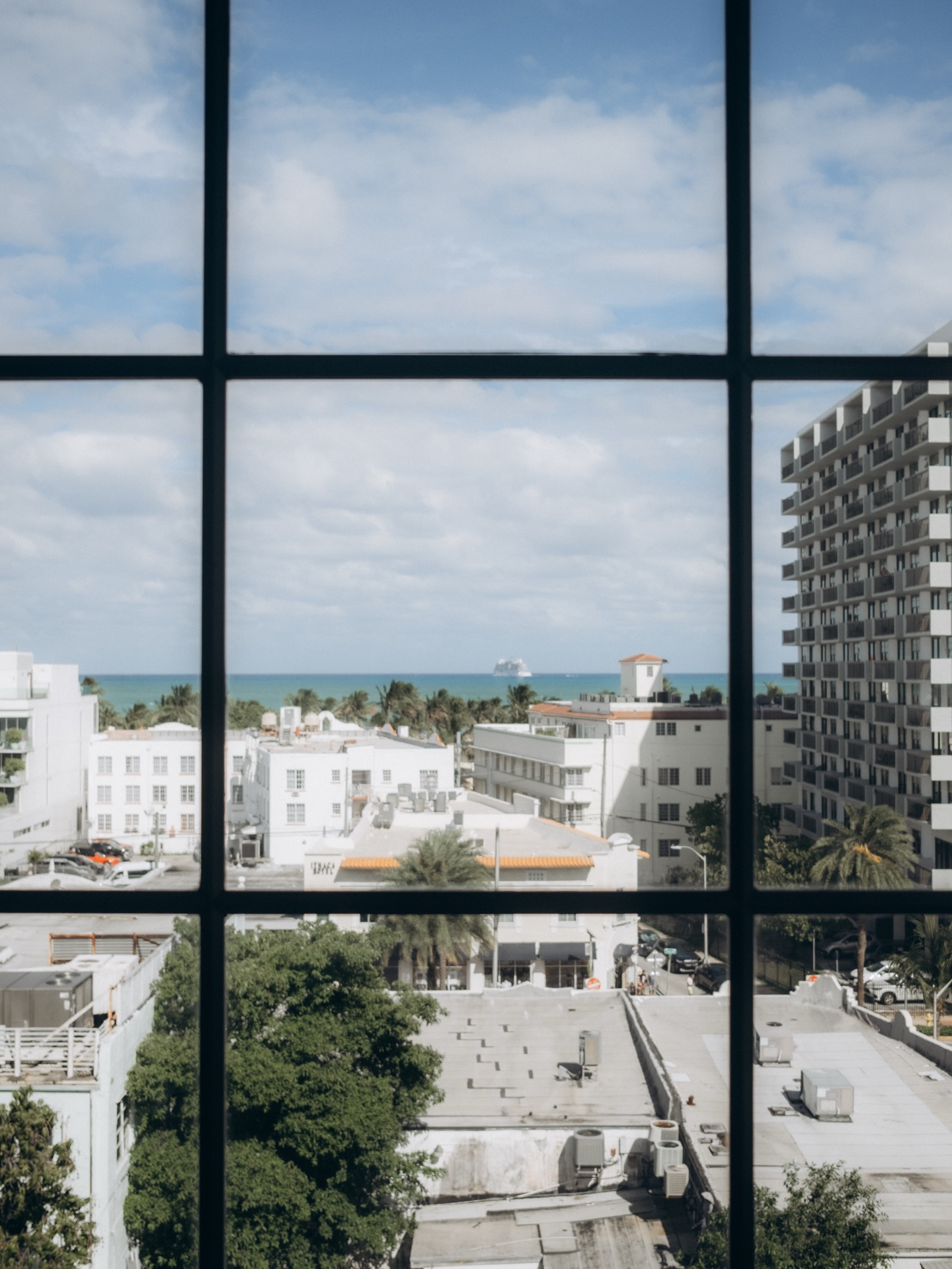 En kavalkade af øjeblikke der krævede min opmærksomhed 📸

Min sidste uge i Miami er i gang.
På fredag står jeg igen med mine små pigers arme omkring min hals — og jeg kan næsten ikke vente 🥹

Men selvom afstanden har prikket til savnet, har der også været noget stille. Noget stærkt. Noget ganske rart i bare at være mig. Og kun mig. Ikke nogens mor, ikke i nogen rolle — bare mig i nye omgivelser med plads til at mærke efter.

Og hvor er jeg taknemmelig for, at jeg får lov til få begge dele. At kunne tage ud og samtidig have noget så værdifuldt at komme hjem til 🤍

Jeg har tænkt meget over, om vi nogle gange glemmer, at det ene ikke udelukker det andet. At man godt må længes hjem… og samtidig elske at være væk!

Jeg ved med 100% sikkerhed, at 70-årige Cilie
aldrig vil være de her 14 dage foruden 🙏🏽

#vacationmemories #photographer #fujifilmx100v #fujifilmstories #miamiphotography