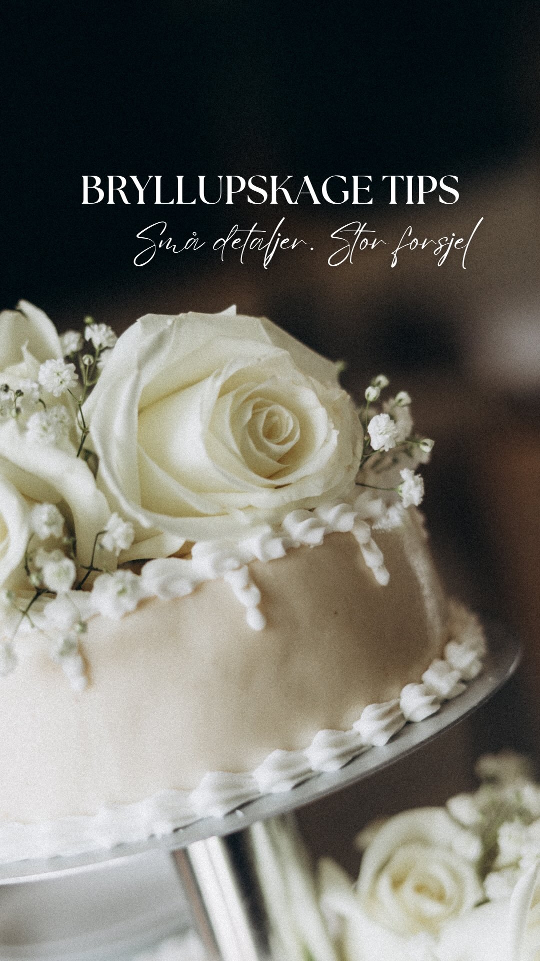 Hvor skal I stå – og hvem skærer for?

Uden en plan kan kageskæringen hurtigt føles rodet. 
Placér derfor kagen i godt lys – det løfter billederne med det samme 🤍

Stå gerne let vinklet, så I både kan se hinanden og gæsterne.
Hold jeres baggrund clean og aftal på forhånd, hvem der skærer resten af kagen. 

Så skal jeres kagebilleder nok tage sig rigtig godt ud ✨

Gem hvis, du er igang med at planlægge dit bryllup 🤍

#bryllupsplanlægning #bryllupskage #weddingcake #bryllupsfotograf #weddingphotographer