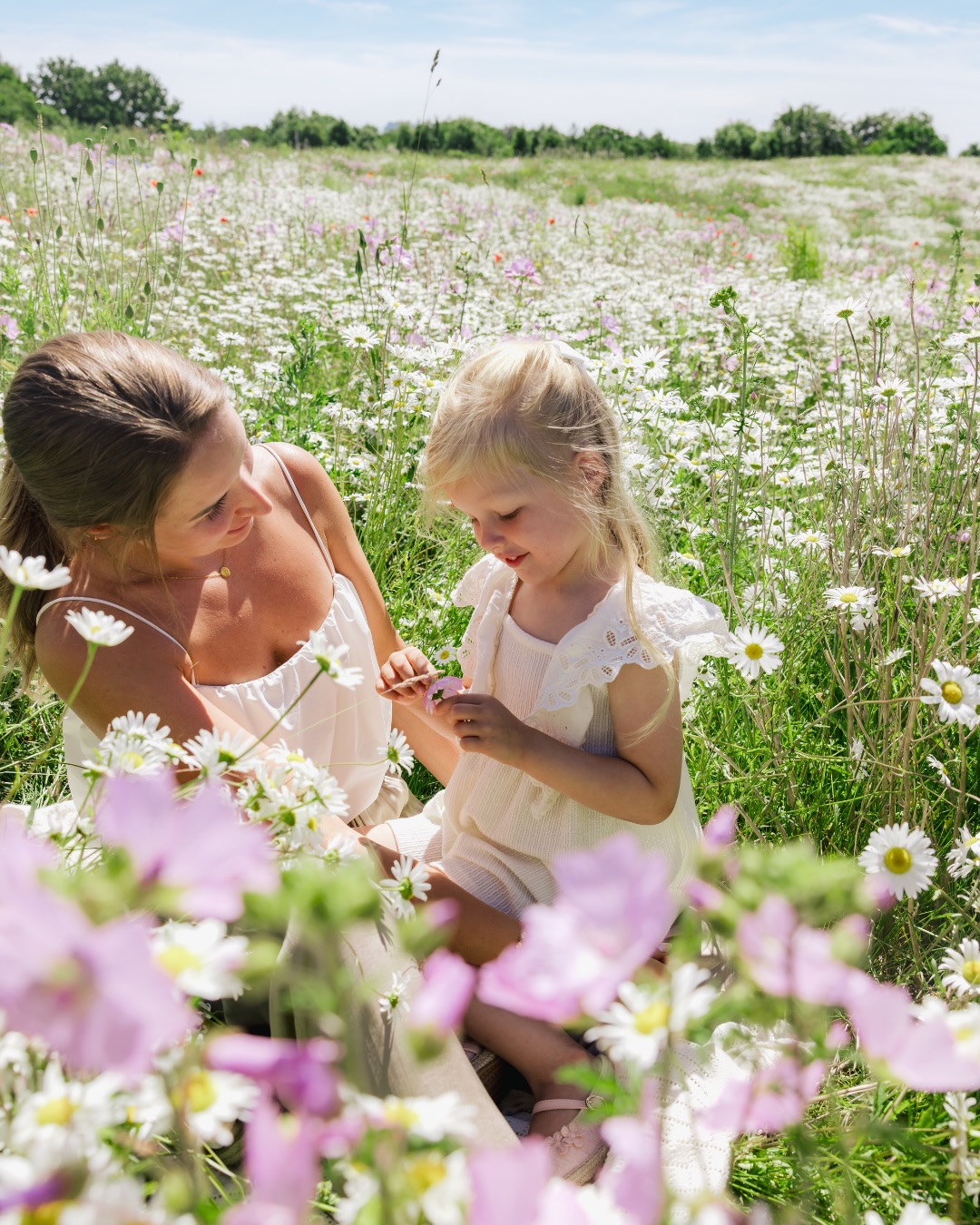 Blomster, kærlighed og en varm sommerdag 🌞🤍🦋🌿

#kærlighedpåhøjtplan #morogdatter #minisession #familiefotograf #familiefotografering