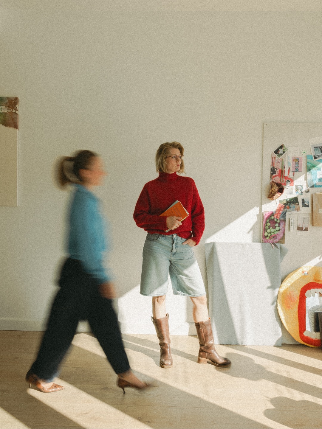 Samme blik. Ny scene 📸

Bag @kontoret står Regina og Camilla. To mega seje kvinder, der har skabt et levende arbejds- og butiksfællesskab for byens selvstændige, kunstnere og kreative mennesker – og som jeg for nylig selv er blevet en del af 👏🏽