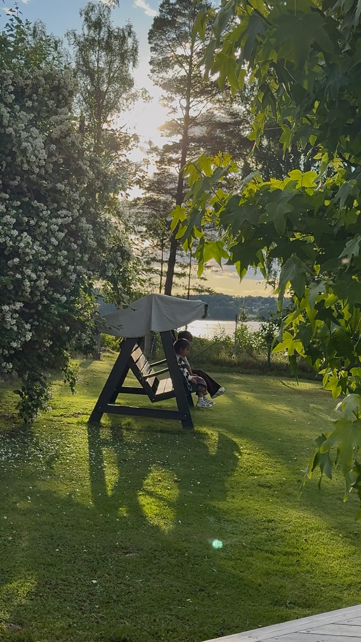 Jeg har sjældent haft brug for at trække mig tilbage for en stund, som jeg har i år. Så derfor er den kommende uge i det svenske much needed. Midt ude i ingenting, midt ude i den smukkeste natur venter nogle dejlige dage, hvor jeg bare skal dyrke min familie. Ingen planlagte ture andet end det naturen byder på 🌿

Første halvdel af min bryllupssæson er veloverstået, og jeg takker ydmygt for den tillid, mine søde brudepar har givet mig undervejs. 

Jeg glæder mig til at vende retur i august måned, når anden del af bryllupssæsonen starter op igen for mig 🤍 TAK! 🤍

#sverige #bryllupsfotograf #feriemedbørn #familiefotograf
